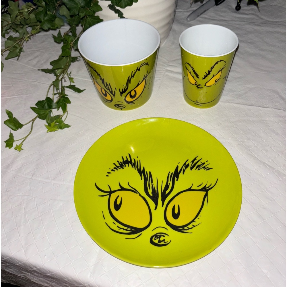 Grinch Tableware Set. - Picture 2 of 12
